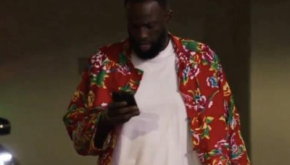 湾区雨姐，追梦格林身着中国东北大花袄进入球馆